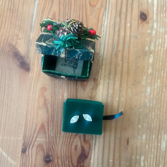 Vintage Green Ornament Gift Box KW Jewelry Stud Earrings Stocking Stuffer - Picture 3 of 5